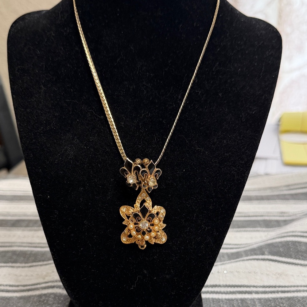 Vintage Gold Tone Fleur Di-lis Pendant Necklace and earring set